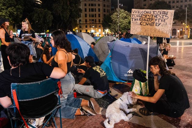 September 29, 2026, Barcelona, Barcelona, Spain: Activists set up tents during a protest encampment at PlaoÂßa de Catalunya. Around 100 people and approximately 20 tents have gathered in the central square to demand affordable housing and protest against housing insecurity, rallying in solidarity with Madrid resident Maricarmen to call for systemic housing reform and an end to evictions. Barcelona Spain - ZUMAa239 20260929_zip_a239_004 Copyright: xMarcxAsensioxClupesx