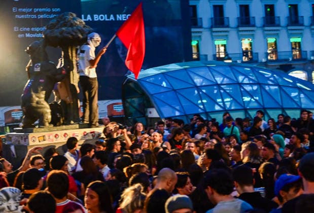 September 29, 2026, Madrid, Madrid, SPAIN: A large crowd gathers around the ongoing protest camp at Puerta del Sol in Madrid, Spain, on September 29, 2026. The square is packed with people showing their support for the housing protesters following reports and warnings about a possible attempt by neo-Nazi groups to forcefully remove the camp. The gathering takes place amid heightened tension surrounding the encampment, which was established after a demonstration demanding access to affordable housing. Madrid SPAIN - ZUMAz108 20260929_znp_z108_088 Copyright: xRichardxZubelzux