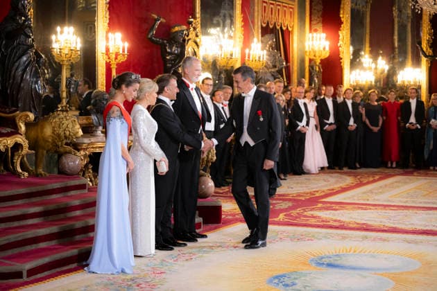 Spain s King Felipe VI and Queen Letizia welcome French President and his wife Brigitte Macron - Madrid EB Spanish prime Minister Pedro Sanchez during : Spain s King Felipe VI and Queen Letizia welcome French President Emmnauel Macron and his wife Brigitte Macron before a State dinner at Madrid s Royal Palace on September 29, 2026. Photo by Eliot Blondet ABACAPRESS.COM Madrid Spain Spain  Copyright: xBlondetxEliot ABACAx