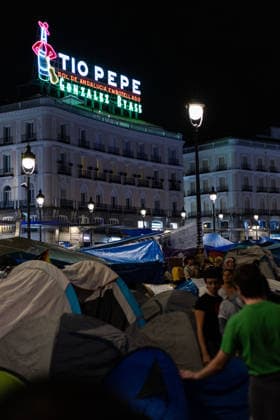 September 29, 2026, Madrid, Madrid, SPAIN: The encampment at Madrid s Puerta del Sol continues. On the fourth night, thousands of people joined in following threats by the proto-fascist group Desokupa to clear the square..The encampment began after the eviction of Maricarmen, an 87-year-old woman forced out of the apartment where she had lived for 70 years. Madrid SPAIN - ZUMAl221 20260929_zip_l221_047 Copyright: xIgnacioxLopezxIsasmendix