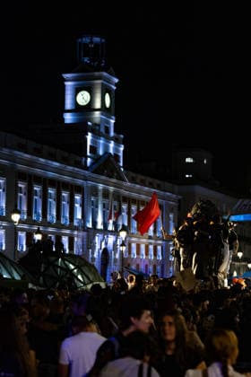September 29, 2026, Madrid, Madrid, SPAIN: The encampment at Madrid s Puerta del Sol continues. On the fourth night, thousands of people joined in following threats by the proto-fascist group Desokupa to clear the square..The encampment began after the eviction of Maricarmen, an 87-year-old woman forced out of the apartment where she had lived for 70 years. Madrid SPAIN - ZUMAl221 20260929_zip_l221_048 Copyright: xIgnacioxLopezxIsasmendix