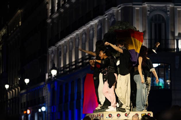 September 29, 2026, Madrid, Madrid, SPAIN: The encampment at Madrid s Puerta del Sol continues. On the fourth night, thousands of people joined in following threats by the proto-fascist group Desokupa to clear the square..The encampment began after the eviction of Maricarmen, an 87-year-old woman forced out of the apartment where she had lived for 70 years. Madrid SPAIN - ZUMAl221 20260929_zip_l221_050 Copyright: xIgnacioxLopezxIsasmendix