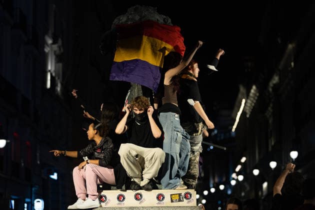 September 29, 2026, Madrid, Madrid, SPAIN: The encampment at Madrid s Puerta del Sol continues. On the fourth night, thousands of people joined in following threats by the proto-fascist group Desokupa to clear the square..The encampment began after the eviction of Maricarmen, an 87-year-old woman forced out of the apartment where she had lived for 70 years. Madrid SPAIN - ZUMAl221 20260929_zip_l221_051 Copyright: xIgnacioxLopezxIsasmendix