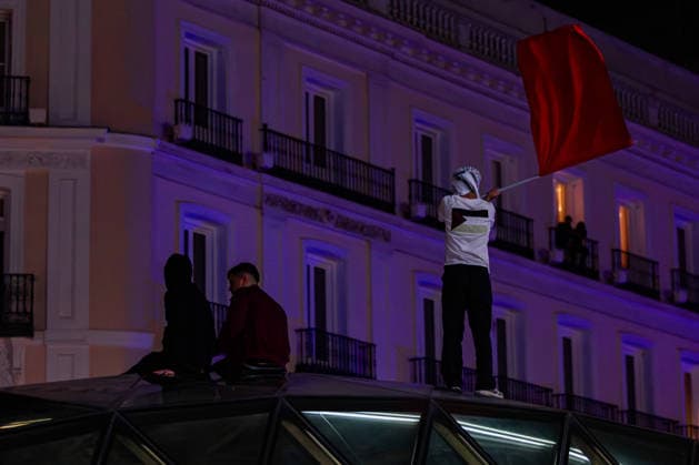 September 29, 2026, Madrid, Madrid, SPAIN: The encampment at Madrid s Puerta del Sol continues. On the fourth night, thousands of people joined in following threats by the proto-fascist group Desokupa to clear the square..The encampment began after the eviction of Maricarmen, an 87-year-old woman forced out of the apartment where she had lived for 70 years. Madrid SPAIN - ZUMAl221 20260929_zip_l221_049 Copyright: xIgnacioxLopezxIsasmendix