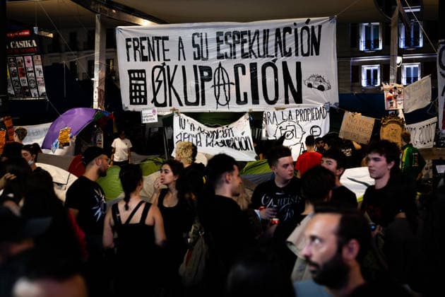 September 29, 2026, Madrid, Madrid, SPAIN: The encampment at Madrid s Puerta del Sol continues. On the fourth night, thousands of people joined in following threats by the proto-fascist group Desokupa to clear the square..The encampment began after the eviction of Maricarmen, an 87-year-old woman forced out of the apartment where she had lived for 70 years. Madrid SPAIN - ZUMAl221 20260929_zip_l221_053 Copyright: xIgnacioxLopezxIsasmendix