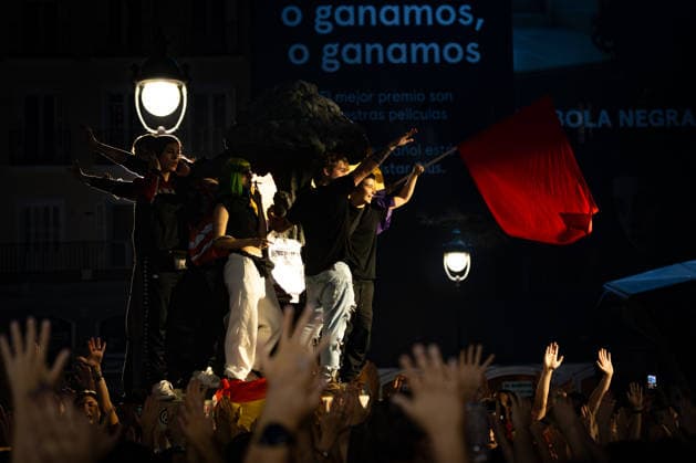 September 29, 2026, Madrid, Madrid, SPAIN: The encampment at Madrid s Puerta del Sol continues. On the fourth night, thousands of people joined in following threats by the proto-fascist group Desokupa to clear the square..The encampment began after the eviction of Maricarmen, an 87-year-old woman forced out of the apartment where she had lived for 70 years. Madrid SPAIN - ZUMAl221 20260929_zip_l221_055 Copyright: xIgnacioxLopezxIsasmendix