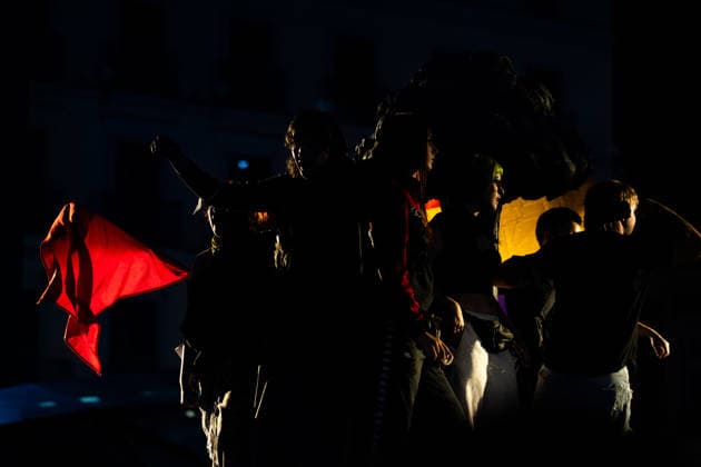 September 29, 2026, Madrid, Madrid, SPAIN: The encampment at Madrid s Puerta del Sol continues. On the fourth night, thousands of people joined in following threats by the proto-fascist group Desokupa to clear the square..The encampment began after the eviction of Maricarmen, an 87-year-old woman forced out of the apartment where she had lived for 70 years. Madrid SPAIN - ZUMAl221 20260929_zip_l221_058 Copyright: xIgnacioxLopezxIsasmendix