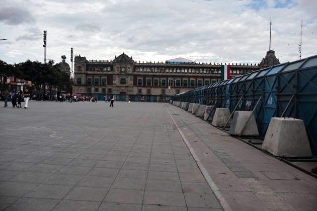September 29, 2026, Mexico City, Cdmx, Mexico: Mexico City authorities have begun erecting metal barriers, by massive concrete blocks, to shield the Metropolitan Cathedral, government buildings, jewelry stores, and the National Palace. These measures aim to prevent damage and theft during the march commemorating the October 2, 1968, massacre of students by the Mexican army at the Plaza de las Tres Culturas in Tlatelolco. The protective operation seeks to safeguard businesses and buildings, as well as bystanders uninvolved in the protest; such individuals often fall victim to agitator groups that engage in graffiti and vandalism to stir up controversy and opposition against the legitimate mobilization led by the student movement. Mexico Cit - ZUMAp204 20260929_zip_p204_006 Copyright: xJosuexPerezx