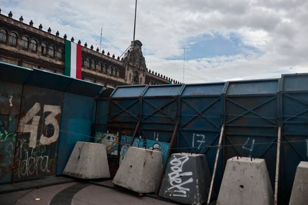 September 29, 2026, Mexico City, Cdmx, Mexico: Mexico City authorities have begun erecting metal barriers, by massive concrete blocks, to shield the Metropolitan Cathedral, government buildings, jewelry stores, and the National Palace. These measures aim to prevent damage and theft during the march commemorating the October 2, 1968, massacre of students by the Mexican army at the Plaza de las Tres Culturas in Tlatelolco. The protective operation seeks to safeguard businesses and buildings, as well as bystanders uninvolved in the protest; such individuals often fall victim to agitator groups that engage in graffiti and vandalism to stir up controversy and opposition against the legitimate mobilization led by the student movement. Mexico Cit - ZUMAp204 20260929_zip_p204_009 Copyright: xJosuexPerezx