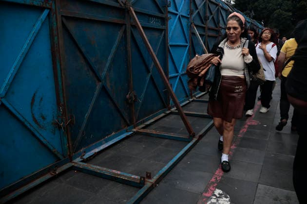 September 29, 2026, Mexico City, Cdmx, Mexico: Mexico City authorities have begun erecting metal barriers, by massive concrete blocks, to shield the Metropolitan Cathedral, government buildings, jewelry stores, and the National Palace. These measures aim to prevent damage and theft during the march commemorating the October 2, 1968, massacre of students by the Mexican army at the Plaza de las Tres Culturas in Tlatelolco. The protective operation seeks to safeguard businesses and buildings, as well as bystanders uninvolved in the protest; such individuals often fall victim to agitator groups that engage in graffiti and vandalism to stir up controversy and opposition against the legitimate mobilization led by the student movement. Mexico Cit - ZUMAp204 20260929_zip_p204_011 Copyright: xJosuexPerezx