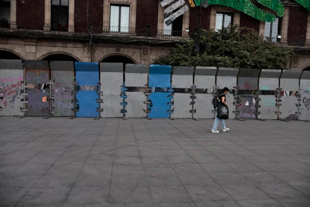 September 29, 2026, Mexico City, Cdmx, Mexico: Mexico City authorities have begun erecting metal barriers, by massive concrete blocks, to shield the Metropolitan Cathedral, government buildings, jewelry stores, and the National Palace. These measures aim to prevent damage and theft during the march commemorating the October 2, 1968, massacre of students by the Mexican army at the Plaza de las Tres Culturas in Tlatelolco. The protective operation seeks to safeguard businesses and buildings, as well as bystanders uninvolved in the protest; such individuals often fall victim to agitator groups that engage in graffiti and vandalism to stir up controversy and opposition against the legitimate mobilization led by the student movement. Mexico Cit - ZUMAp204 20260929_zip_p204_022 Copyright: xJosuexPerezx