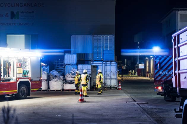 Batterieschredder in Flammen Rauch bis Rheinland-Pfalz Millionenschaden Am 30.09.2026 brannte in Ginsheim-Gustavsburg ein Schredder in einer Batterierecyclinganlage. Die Feuerwehr war mit mehreren Wehren im Einsatz, auch die Werkfeuerwehr Hörmann. Der Rettungsdienst rückte mit mehreren Fahrzeugen an. Nach Angaben der Polizei Südhessen entstand ein Schaden von rund einer Million Euro, niemand wurde verletzt. Die Kriminalpolizei ermittelt zur Brandursache. Ginsheim-Gustavsburg Hessen Deutschland