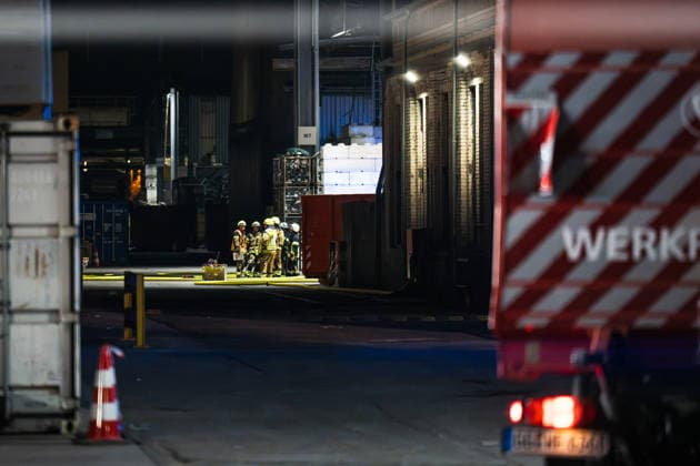 Batterieschredder in Flammen Rauch bis Rheinland-Pfalz Millionenschaden Am 30.09.2026 brannte in Ginsheim-Gustavsburg ein Schredder in einer Batterierecyclinganlage. Die Feuerwehr war mit mehreren Wehren im Einsatz, auch die Werkfeuerwehr Hörmann. Der Rettungsdienst rückte mit mehreren Fahrzeugen an. Nach Angaben der Polizei Südhessen entstand ein Schaden von rund einer Million Euro, niemand wurde verletzt. Die Kriminalpolizei ermittelt zur Brandursache. Ginsheim-Gustavsburg Hessen Deutschland