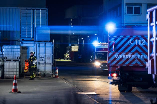 Batterieschredder in Flammen Rauch bis Rheinland-Pfalz Millionenschaden Am 30.09.2026 brannte in Ginsheim-Gustavsburg ein Schredder in einer Batterierecyclinganlage. Die Feuerwehr war mit mehreren Wehren im Einsatz, auch die Werkfeuerwehr Hörmann. Der Rettungsdienst rückte mit mehreren Fahrzeugen an. Nach Angaben der Polizei Südhessen entstand ein Schaden von rund einer Million Euro, niemand wurde verletzt. Die Kriminalpolizei ermittelt zur Brandursache. Ginsheim-Gustavsburg Hessen Deutschland