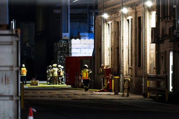 Batterieschredder in Flammen Rauch bis Rheinland-Pfalz Millionenschaden Am 30.09.2026 brannte in Ginsheim-Gustavsburg ein Schredder in einer Batterierecyclinganlage. Die Feuerwehr war mit mehreren Wehren im Einsatz, auch die Werkfeuerwehr Hörmann. Der Rettungsdienst rückte mit mehreren Fahrzeugen an. Nach Angaben der Polizei Südhessen entstand ein Schaden von rund einer Million Euro, niemand wurde verletzt. Die Kriminalpolizei ermittelt zur Brandursache. Ginsheim-Gustavsburg Hessen Deutschland