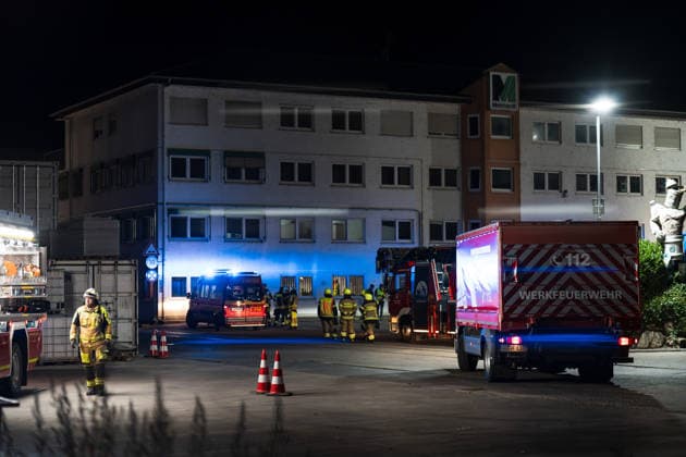Batterieschredder in Flammen Rauch bis Rheinland-Pfalz Millionenschaden Am 30.09.2026 brannte in Ginsheim-Gustavsburg ein Schredder in einer Batterierecyclinganlage. Die Feuerwehr war mit mehreren Wehren im Einsatz, auch die Werkfeuerwehr Hörmann. Der Rettungsdienst rückte mit mehreren Fahrzeugen an. Nach Angaben der Polizei Südhessen entstand ein Schaden von rund einer Million Euro, niemand wurde verletzt. Die Kriminalpolizei ermittelt zur Brandursache. Ginsheim-Gustavsburg Hessen Deutschland