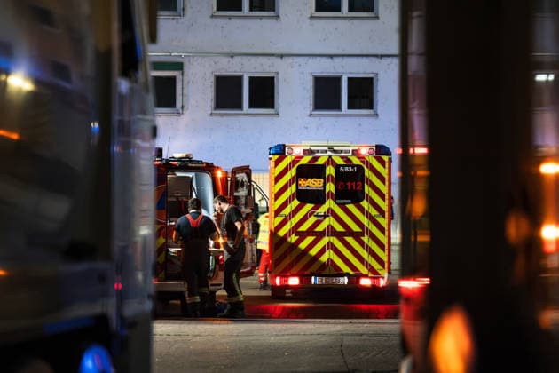 Batterieschredder in Flammen Rauch bis Rheinland-Pfalz Millionenschaden Am 30.09.2026 brannte in Ginsheim-Gustavsburg ein Schredder in einer Batterierecyclinganlage. Die Feuerwehr war mit mehreren Wehren im Einsatz, auch die Werkfeuerwehr Hörmann. Der Rettungsdienst rückte mit mehreren Fahrzeugen an. Nach Angaben der Polizei Südhessen entstand ein Schaden von rund einer Million Euro, niemand wurde verletzt. Die Kriminalpolizei ermittelt zur Brandursache. Ginsheim-Gustavsburg Hessen Deutschland