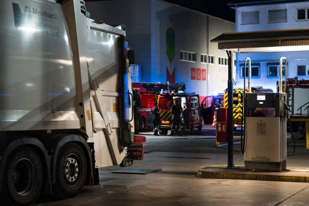 Batterieschredder in Flammen Rauch bis Rheinland-Pfalz Millionenschaden Am 30.09.2026 brannte in Ginsheim-Gustavsburg ein Schredder in einer Batterierecyclinganlage. Die Feuerwehr war mit mehreren Wehren im Einsatz, auch die Werkfeuerwehr Hörmann. Der Rettungsdienst rückte mit mehreren Fahrzeugen an. Nach Angaben der Polizei Südhessen entstand ein Schaden von rund einer Million Euro, niemand wurde verletzt. Die Kriminalpolizei ermittelt zur Brandursache. Ginsheim-Gustavsburg Hessen Deutschland