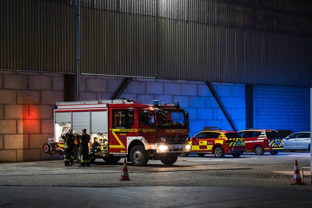 Batterieschredder in Flammen Rauch bis Rheinland-Pfalz Millionenschaden Am 30.09.2026 brannte in Ginsheim-Gustavsburg ein Schredder in einer Batterierecyclinganlage. Die Feuerwehr war mit mehreren Wehren im Einsatz, auch die Werkfeuerwehr Hörmann. Der Rettungsdienst rückte mit mehreren Fahrzeugen an. Nach Angaben der Polizei Südhessen entstand ein Schaden von rund einer Million Euro, niemand wurde verletzt. Die Kriminalpolizei ermittelt zur Brandursache. Ginsheim-Gustavsburg Hessen Deutschland