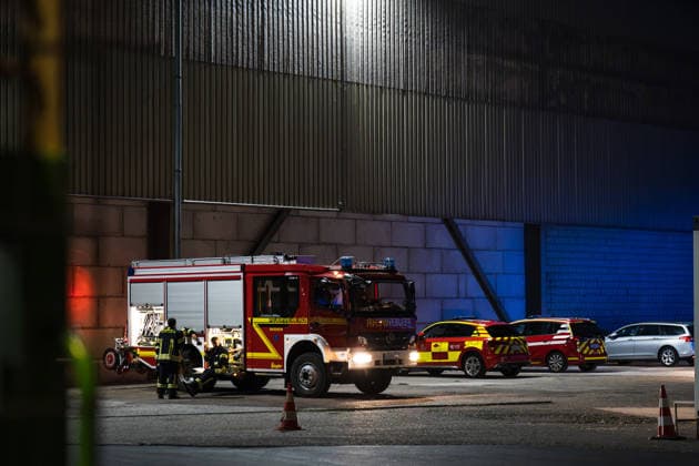 Batterieschredder in Flammen Rauch bis Rheinland-Pfalz Millionenschaden Am 30.09.2026 brannte in Ginsheim-Gustavsburg ein Schredder in einer Batterierecyclinganlage. Die Feuerwehr war mit mehreren Wehren im Einsatz, auch die Werkfeuerwehr Hörmann. Der Rettungsdienst rückte mit mehreren Fahrzeugen an. Nach Angaben der Polizei Südhessen entstand ein Schaden von rund einer Million Euro, niemand wurde verletzt. Die Kriminalpolizei ermittelt zur Brandursache. Ginsheim-Gustavsburg Hessen Deutschland