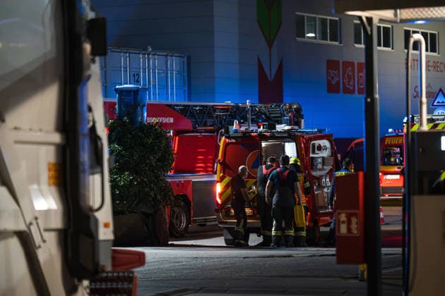 Batterieschredder in Flammen Rauch bis Rheinland-Pfalz Millionenschaden Am 30.09.2026 brannte in Ginsheim-Gustavsburg ein Schredder in einer Batterierecyclinganlage. Die Feuerwehr war mit mehreren Wehren im Einsatz, auch die Werkfeuerwehr Hörmann. Der Rettungsdienst rückte mit mehreren Fahrzeugen an. Nach Angaben der Polizei Südhessen entstand ein Schaden von rund einer Million Euro, niemand wurde verletzt. Die Kriminalpolizei ermittelt zur Brandursache. Ginsheim-Gustavsburg Hessen Deutschland