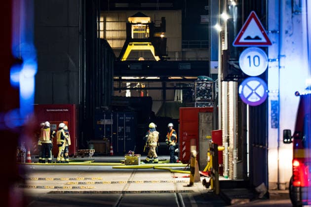Batterieschredder in Flammen Rauch bis Rheinland-Pfalz Millionenschaden Am 30.09.2026 brannte in Ginsheim-Gustavsburg ein Schredder in einer Batterierecyclinganlage. Die Feuerwehr war mit mehreren Wehren im Einsatz, auch die Werkfeuerwehr Hörmann. Der Rettungsdienst rückte mit mehreren Fahrzeugen an. Nach Angaben der Polizei Südhessen entstand ein Schaden von rund einer Million Euro, niemand wurde verletzt. Die Kriminalpolizei ermittelt zur Brandursache. Ginsheim-Gustavsburg Hessen Deutschland