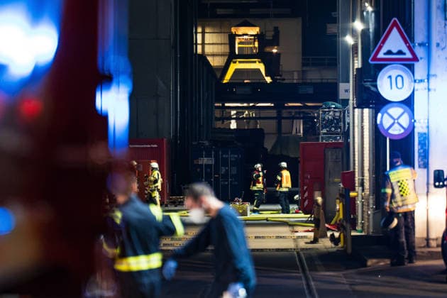 Batterieschredder in Flammen Rauch bis Rheinland-Pfalz Millionenschaden Am 30.09.2026 brannte in Ginsheim-Gustavsburg ein Schredder in einer Batterierecyclinganlage. Die Feuerwehr war mit mehreren Wehren im Einsatz, auch die Werkfeuerwehr Hörmann. Der Rettungsdienst rückte mit mehreren Fahrzeugen an. Nach Angaben der Polizei Südhessen entstand ein Schaden von rund einer Million Euro, niemand wurde verletzt. Die Kriminalpolizei ermittelt zur Brandursache. Ginsheim-Gustavsburg Hessen Deutschland