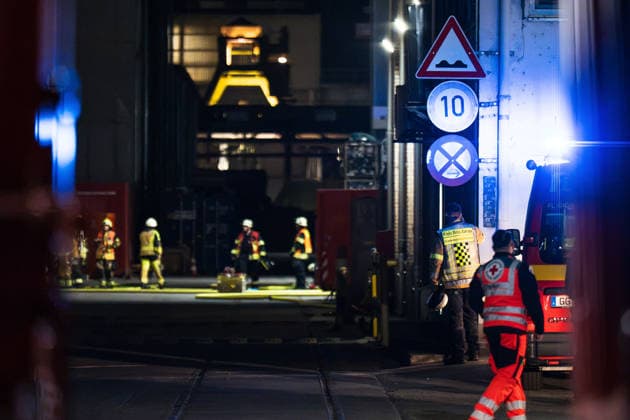 Batterieschredder in Flammen Rauch bis Rheinland-Pfalz Millionenschaden Am 30.09.2026 brannte in Ginsheim-Gustavsburg ein Schredder in einer Batterierecyclinganlage. Die Feuerwehr war mit mehreren Wehren im Einsatz, auch die Werkfeuerwehr Hörmann. Der Rettungsdienst rückte mit mehreren Fahrzeugen an. Nach Angaben der Polizei Südhessen entstand ein Schaden von rund einer Million Euro, niemand wurde verletzt. Die Kriminalpolizei ermittelt zur Brandursache. Ginsheim-Gustavsburg Hessen Deutschland