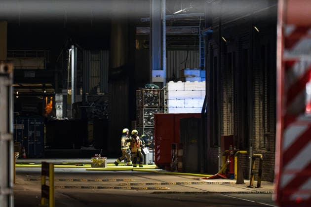 Batterieschredder in Flammen Rauch bis Rheinland-Pfalz Millionenschaden Am 30.09.2026 brannte in Ginsheim-Gustavsburg ein Schredder in einer Batterierecyclinganlage. Die Feuerwehr war mit mehreren Wehren im Einsatz, auch die Werkfeuerwehr Hörmann. Der Rettungsdienst rückte mit mehreren Fahrzeugen an. Nach Angaben der Polizei Südhessen entstand ein Schaden von rund einer Million Euro, niemand wurde verletzt. Die Kriminalpolizei ermittelt zur Brandursache. Ginsheim-Gustavsburg Hessen Deutschland