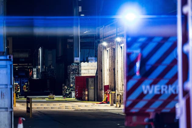 Batterieschredder in Flammen Rauch bis Rheinland-Pfalz Millionenschaden Am 30.09.2026 brannte in Ginsheim-Gustavsburg ein Schredder in einer Batterierecyclinganlage. Die Feuerwehr war mit mehreren Wehren im Einsatz, auch die Werkfeuerwehr Hörmann. Der Rettungsdienst rückte mit mehreren Fahrzeugen an. Nach Angaben der Polizei Südhessen entstand ein Schaden von rund einer Million Euro, niemand wurde verletzt. Die Kriminalpolizei ermittelt zur Brandursache. Ginsheim-Gustavsburg Hessen Deutschland