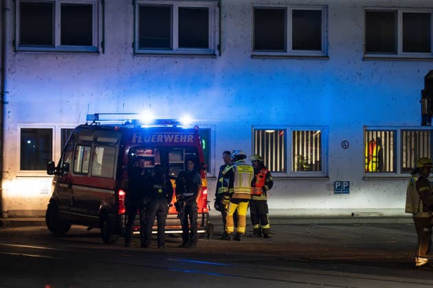 Batterieschredder in Flammen Rauch bis Rheinland-Pfalz Millionenschaden Am 30.09.2026 brannte in Ginsheim-Gustavsburg ein Schredder in einer Batterierecyclinganlage. Die Feuerwehr war mit mehreren Wehren im Einsatz, auch die Werkfeuerwehr Hörmann. Der Rettungsdienst rückte mit mehreren Fahrzeugen an. Nach Angaben der Polizei Südhessen entstand ein Schaden von rund einer Million Euro, niemand wurde verletzt. Die Kriminalpolizei ermittelt zur Brandursache. Ginsheim-Gustavsburg Hessen Deutschland