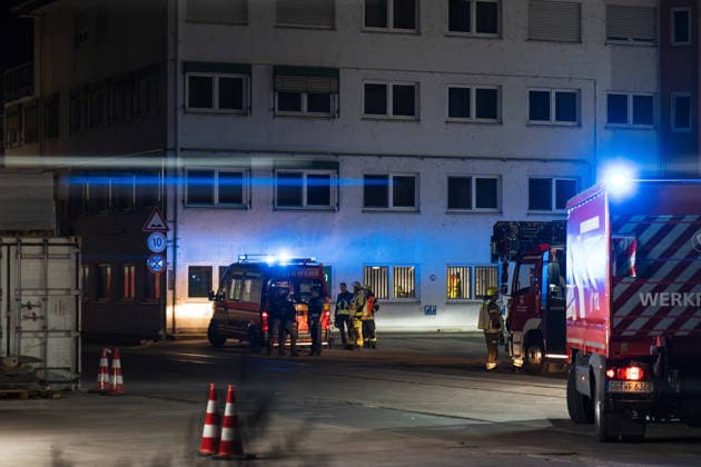 Batterieschredder in Flammen Rauch bis Rheinland-Pfalz Millionenschaden Am 30.09.2026 brannte in Ginsheim-Gustavsburg ein Schredder in einer Batterierecyclinganlage. Die Feuerwehr war mit mehreren Wehren im Einsatz, auch die Werkfeuerwehr Hörmann. Der Rettungsdienst rückte mit mehreren Fahrzeugen an. Nach Angaben der Polizei Südhessen entstand ein Schaden von rund einer Million Euro, niemand wurde verletzt. Die Kriminalpolizei ermittelt zur Brandursache. Ginsheim-Gustavsburg Hessen Deutschland