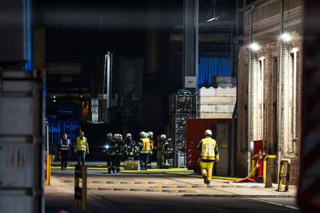 Batterieschredder in Flammen Rauch bis Rheinland-Pfalz Millionenschaden Am 30.09.2026 brannte in Ginsheim-Gustavsburg ein Schredder in einer Batterierecyclinganlage. Die Feuerwehr war mit mehreren Wehren im Einsatz, auch die Werkfeuerwehr Hörmann. Der Rettungsdienst rückte mit mehreren Fahrzeugen an. Nach Angaben der Polizei Südhessen entstand ein Schaden von rund einer Million Euro, niemand wurde verletzt. Die Kriminalpolizei ermittelt zur Brandursache. Ginsheim-Gustavsburg Hessen Deutschland