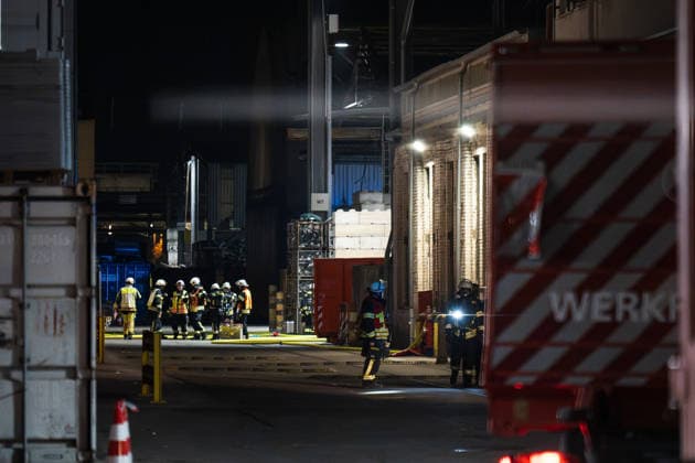 Batterieschredder in Flammen Rauch bis Rheinland-Pfalz Millionenschaden Am 30.09.2026 brannte in Ginsheim-Gustavsburg ein Schredder in einer Batterierecyclinganlage. Die Feuerwehr war mit mehreren Wehren im Einsatz, auch die Werkfeuerwehr Hörmann. Der Rettungsdienst rückte mit mehreren Fahrzeugen an. Nach Angaben der Polizei Südhessen entstand ein Schaden von rund einer Million Euro, niemand wurde verletzt. Die Kriminalpolizei ermittelt zur Brandursache. Ginsheim-Gustavsburg Hessen Deutschland