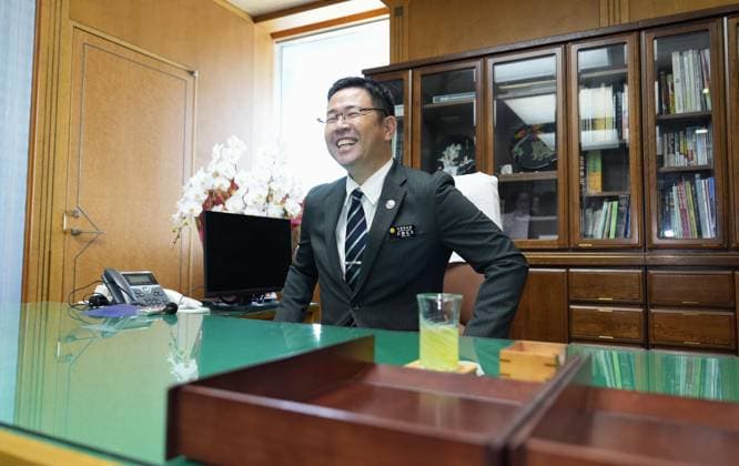 New Okinawa governor s 1st day in office Newly elected Okinawa Gov. Genta Koja sits at the governor s desk at the Okinawa prefectural government building in Naha on Sept. 30, 2026, his first day in office after winning the Sept. 13 gubernatorial election on a platform that included accepting the controversial relocation of a U.S. military base within the prefecture.  A14AA0005629405P