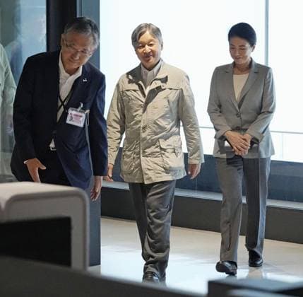 Emperor, empress visit quake-hit Kumamoto Pref. Japan s Emperor Naruhito (C) and Empress Masako arrive at Kumamoto airport in Mashiki in Kumamoto Prefecture, southwestern Japan, on Sept. 30, 2026, for a one-day visit to areas affected by a massive earthquake in July.  A14AA0005629414P