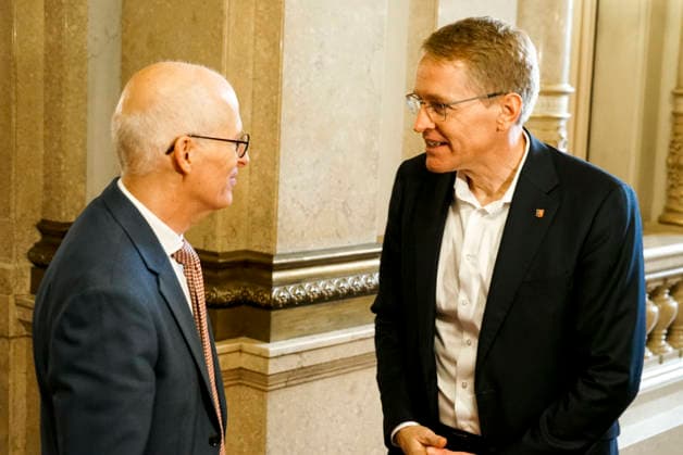 CNTV RATHAUS- Schleswig-Holsteins Ministerpraesident Daniel Guenther CDU Politikert besucht den Hamburger Buergermeister Peter Tschentscher SPD Politiker im Hamburger Rathaus am 29.09.2026 Hamburg Deutschland