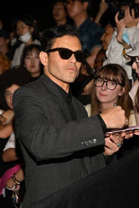 PFW Saint Laurent Outside Rami Malek outside the Saint Laurent show during Paris Fashion Week, in Paris, France on 29 September 2026. Photo by Julien Reynaud APS-Medias ABACAPRESS.COM Paris France  Copyright: xReynaudxJulien APS-Medias ABACAx