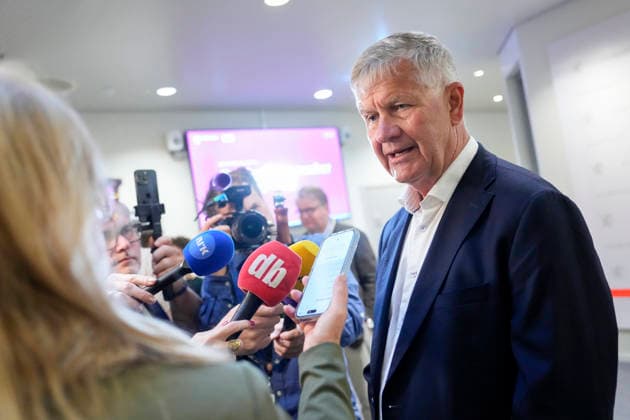 Epstein-horing starter i Stortinget Oslo 20260930. Erik Solheim er til stede i en apen horing i Stortingets kontroll- og konstitusjonskomitÃ om praksisen i Utenriksdepartementet og Jeffrey Epsteins nettverk i Norge. Foto: Heiko Junge NTB Oslo Norge OezOJiPJ75U EDITORIAL USE ONLY Ref:_BNC_POLOezOJiPJ75U.jpg Copyright: xHeikoxJungex xNTBx