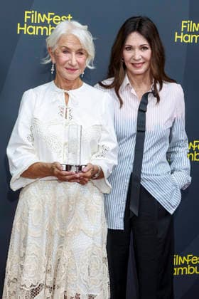 ABB FILMFEST- Dame Helen Mirren die britische Schauspielerin mit Iris Berben Preistraegerin bei der Verleihung des Douglas Sirk Preis Roter Teppich auf dem FilmFest Hamburg 2026 im Kino Cinemaxx Dammtor in Hamburg am 29.09.2026 Hamburg Deutschland