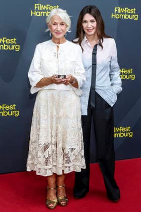 ABB FILMFEST- Dame Helen Mirren die britische Schauspielerin mit Iris Berben Preistraegerin bei der Verleihung des Douglas Sirk Preis Roter Teppich auf dem FilmFest Hamburg 2026 im Kino Cinemaxx Dammtor in Hamburg am 29.09.2026 Hamburg Deutschland