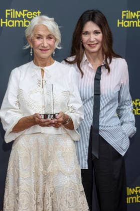 ABB FILMFEST- Dame Helen Mirren die britische Schauspielerin mit Iris Berben Preistraegerin bei der Verleihung des Douglas Sirk Preis Roter Teppich auf dem FilmFest Hamburg 2026 im Kino Cinemaxx Dammtor in Hamburg am 29.09.2026 Hamburg Deutschland