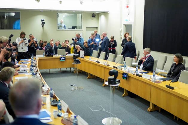 Anen horing om Jeffrey Epsteins nettverk i Norge Oslo 20260930. Stortingets kontroll- og konstitusjonskomitÃ har apen horing om praksisen i Utenriksdepartementet og Jeffrey Epsteins nettverk i Norge. Til sammen to navaerende og ni tidligere statsrader er innkalt Disse er dagens utenriksminister Espen Barth Eide (Ap), og hans forgjengere Jonas Gahr Store (Ap), Borge Brende (H), Ine Eriksen Soreide (H) og Anniken Huitfeldt (Ap), samt utviklingsminister Asmund Aukrust (Ap) og hans forgjengere Anne Beathe Tvinnereim (Sp), Dag-Inge Ulstein (KrF), Nikolai Astrup (H), Heikki Eidsvoll Holmas (SV) og Erik Solheim (SV). Foto: Cornelius Poppe NTB Oslo Norge b07UsQQ_a7Y EDITORIAL USE ONLY Ref:_BNC_POLb07UsQQ_a7Y.jpg Copyright: xCorneliusxPoppex xNTBx