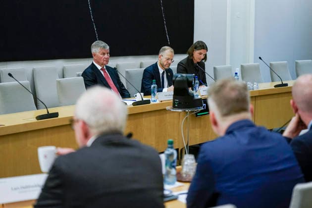 Anen horing om Jeffrey Epsteins nettverk i Norge Oslo 20260930. Stortingets kontroll- og konstitusjonskomitÃ har apen horing om praksisen i Utenriksdepartementet og Jeffrey Epsteins nettverk i Norge. Til sammen to navaerende og ni tidligere statsrader er innkalt Disse er dagens utenriksminister Espen Barth Eide (Ap), og hans forgjengere Jonas Gahr Store (Ap), Borge Brende (H), Ine Eriksen Soreide (H) og Anniken Huitfeldt (Ap), samt utviklingsminister Asmund Aukrust (Ap) og hans forgjengere Anne Beathe Tvinnereim (Sp), Dag-Inge Ulstein (KrF), Nikolai Astrup (H), Heikki Eidsvoll Holmas (SV) og Erik Solheim (SV). Foto: Cornelius Poppe NTB Oslo Norge iUwIxzGL76o EDITORIAL USE ONLY Ref:_BNC_POLiUwIxzGL76o.jpg Copyright: xCorneliusxPoppex xNTBx