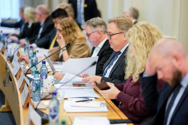 Apen horing om Jeffrey Epsteins nettverk i Norge Oslo 20260930. Stortingets kontroll- og konstitusjonskomitÃ har apen horing om praksisen i Utenriksdepartementet og Jeffrey Epsteins nettverk i Norge. Til sammen to navaerende og ni tidligere statsrader er innkalt Disse er dagens utenriksminister Espen Barth Eide (Ap), og hans forgjengere Jonas Gahr Store (Ap), Borge Brende (H), Ine Eriksen Soreide (H) og Anniken Huitfeldt (Ap), samt utviklingsminister Asmund Aukrust (Ap) og hans forgjengere Anne Beathe Tvinnereim (Sp), Dag-Inge Ulstein (KrF), Nikolai Astrup (H), Heikki Eidsvoll Holmas (SV) og Erik Solheim (SV). Foto: Cornelius Poppe NTB Oslo Norge a6M5BfjIH14 EDITORIAL USE ONLY Ref:_BNC_POLa6M5BfjIH14.jpg Copyright: xCorneliusxPoppex xNTBx