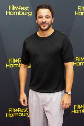 ABB FILMFEST- Kostja Ullmann zu Gast auf dem roten Teppich bei der Premiere des Films Die dritte Hochzeit auf dem FilmFest Hamburg 2026 im Kino Cinemaxx Dammtor in Hamburg am 29.09.2026 Hamburg Deutschland