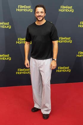 ABB FILMFEST- Kostja Ullmann zu Gast auf dem roten Teppich bei der Premiere des Films Die dritte Hochzeit auf dem FilmFest Hamburg 2026 im Kino Cinemaxx Dammtor in Hamburg am 29.09.2026 Hamburg Deutschland