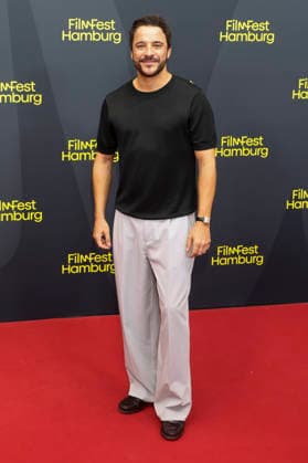 ABB FILMFEST- Kostja Ullmann zu Gast auf dem roten Teppich bei der Premiere des Films Die dritte Hochzeit auf dem FilmFest Hamburg 2026 im Kino Cinemaxx Dammtor in Hamburg am 29.09.2026 Hamburg Deutschland