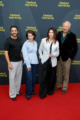 Kostja Ullmann, Henriette Confurius, Iris Berben und Axel Milberg bei der Premiere des ZDF-Fernsehfilms Die dritte Hochzeit auf dem 34. Filmfest Hamburg 2026 im Cinemaxx Dammtor. Hamburg, 29.06.2026