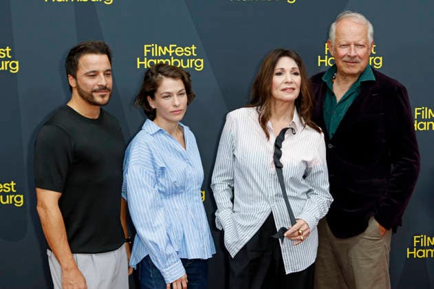 Kostja Ullmann, Henriette Confurius, Iris Berben und Axel Milberg bei der Premiere des ZDF-Fernsehfilms Die dritte Hochzeit auf dem 34. Filmfest Hamburg 2026 im Cinemaxx Dammtor. Hamburg, 29.06.2026
